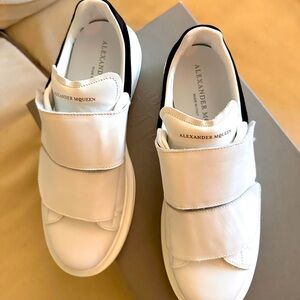 Alexander McQueen size 9 flawless sneakers!